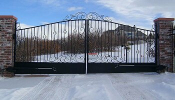 Residential Dual Swing Gates with Actuator Arm Operator